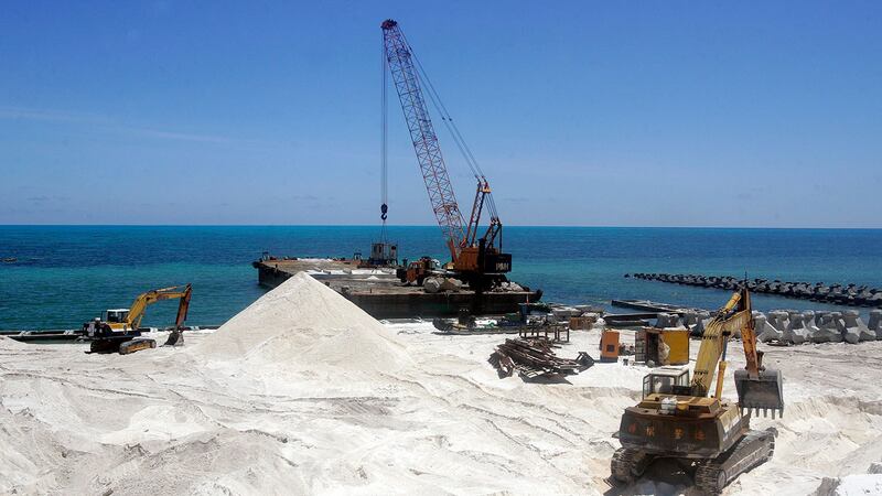 2008年7月23日,在东沙岛上看到一个码头的建筑工地。(路透社)