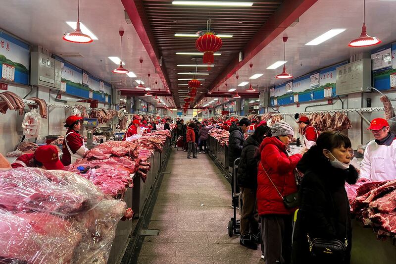 图为2024年2月2日,北京新发地农产品批发市场猪肉销售。中国在春节前发布最新的经济数据,居民消费价格指数(CPI)和工业生产者出厂价格指数(PPI)同比均下跌,是连续4个月出现通缩,更有加剧的状况。以类别看,食品价格同比跌幅比非食品价格大,猪肉和菜价同比下跌达到双位数。(路透社)