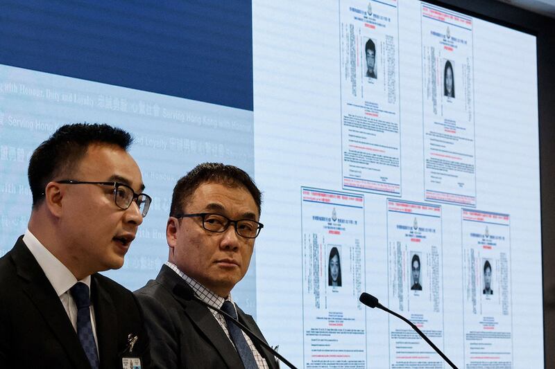 2023年12月14日,国安处总警司李桂华(右)及高级警司洪毅(右)在香港出席记者会,公布更新通缉名单,再有五人被通缉。